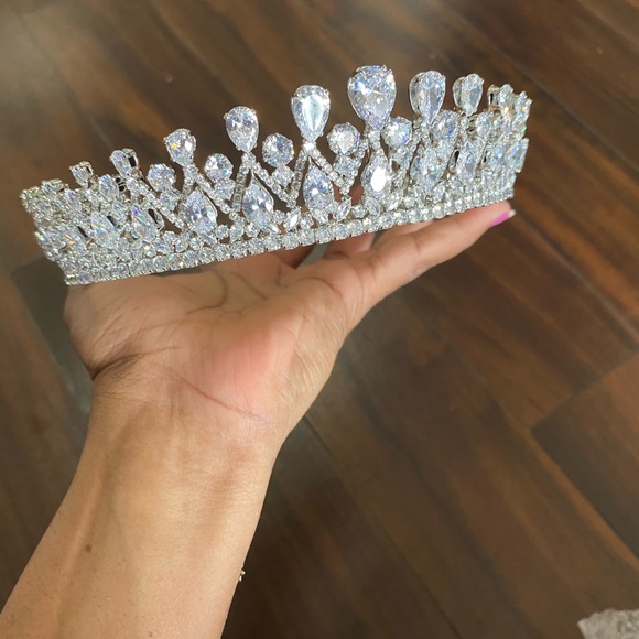 Bridal Tiara or Crown brand new Silver colour Available - Picture 2 of 3